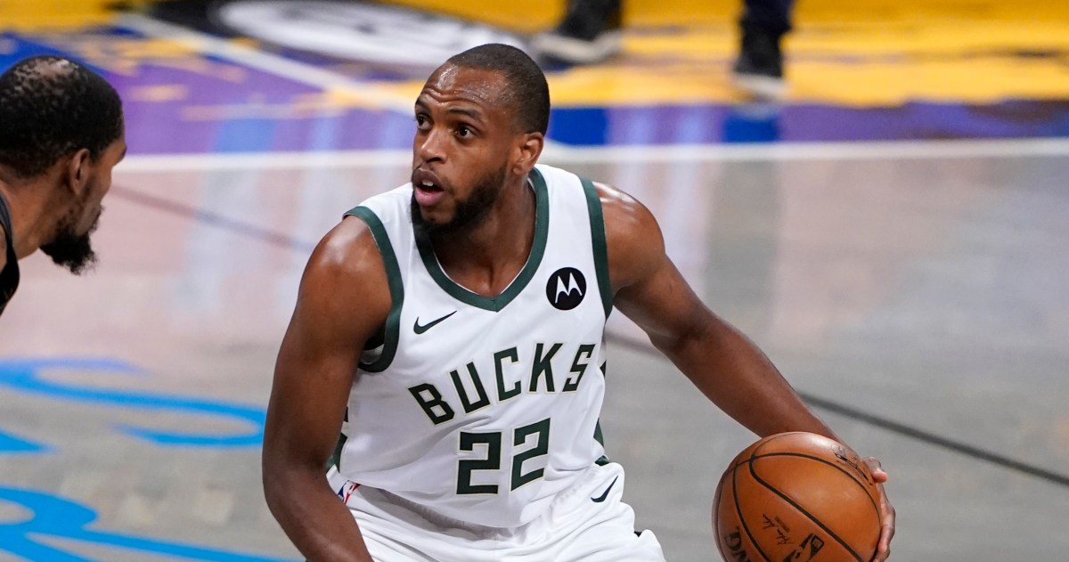 Khris Middleton scores 8 while coming off bench in Bucks win - ESPN